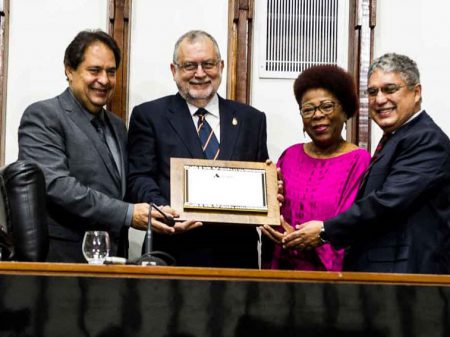 Enrique Martín-Ambrósio recebe título de cidadão baiano em homenagem nesta última quinta-feira (10)