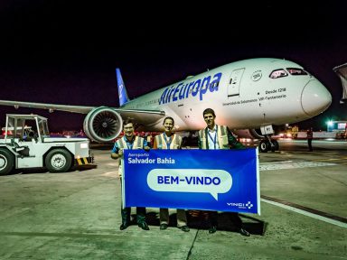 Boeing 787 Dreamliner Air Europa pousa em Salvador