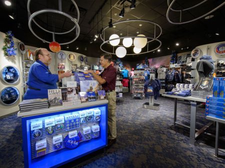 Kennedy Space Center Visitor Complex reabre a  maior loja espacial do mundo