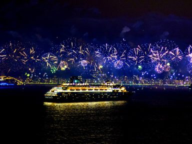 Cruzeiro Desire ancora em Copacabana, com forte apelo sensual e programação repleta de luxo e malícia