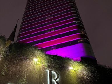 Renaissance São Paulo Hotel é iluminado de rosa em apoio ao Outubro RosaO hotel une forças à Estée Lauder Companies para conscientização sobre o câncer de mama 