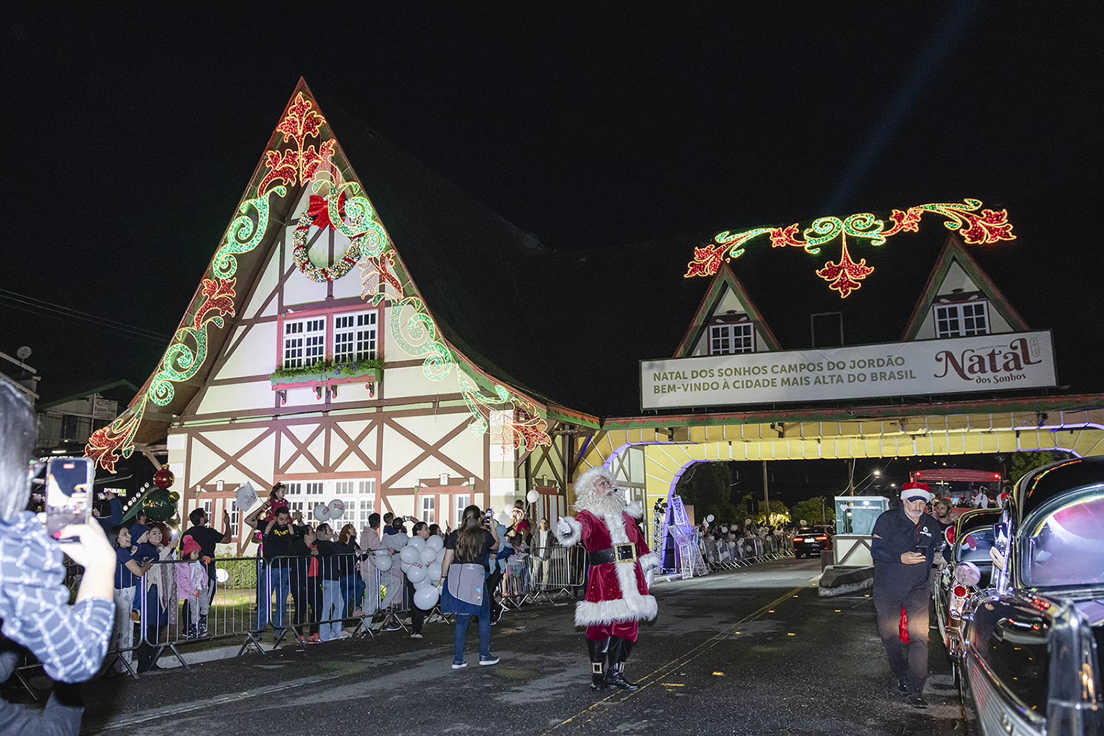 CAMPOS DO JORDÃO: NATAL DOS SONHOS ENCANTA TURISTAS QUE VISITAM A CIDADE