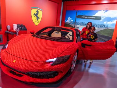 Legoland Florida corre para a diversão em família com a novidade LEGO Ferrari Build and Race!