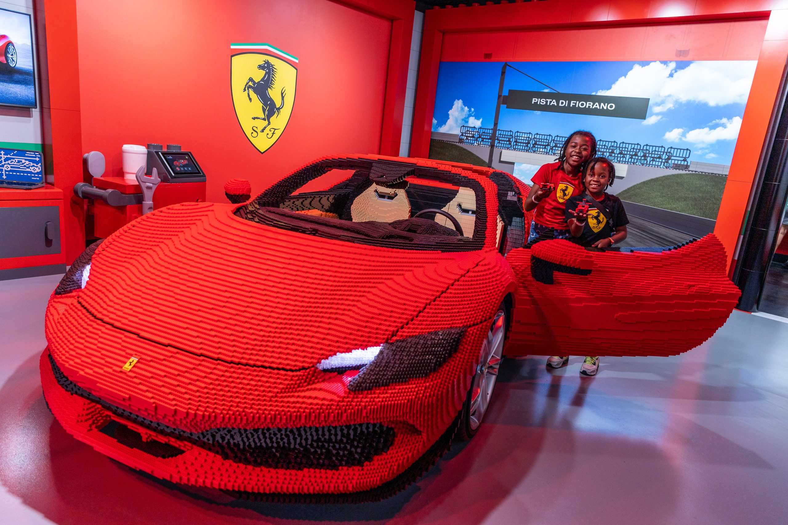 Legoland Florida corre para a diversão em família com a novidade LEGO Ferrari Build and Race!