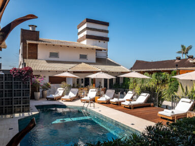 Hotel “pé na areia” no litoral catarinense tem reservas disponíveis para o feriado de 1º de maio