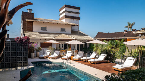 Hotel “pé na areia” no litoral catarinense tem reservas disponíveis para o feriado de 1º de maio