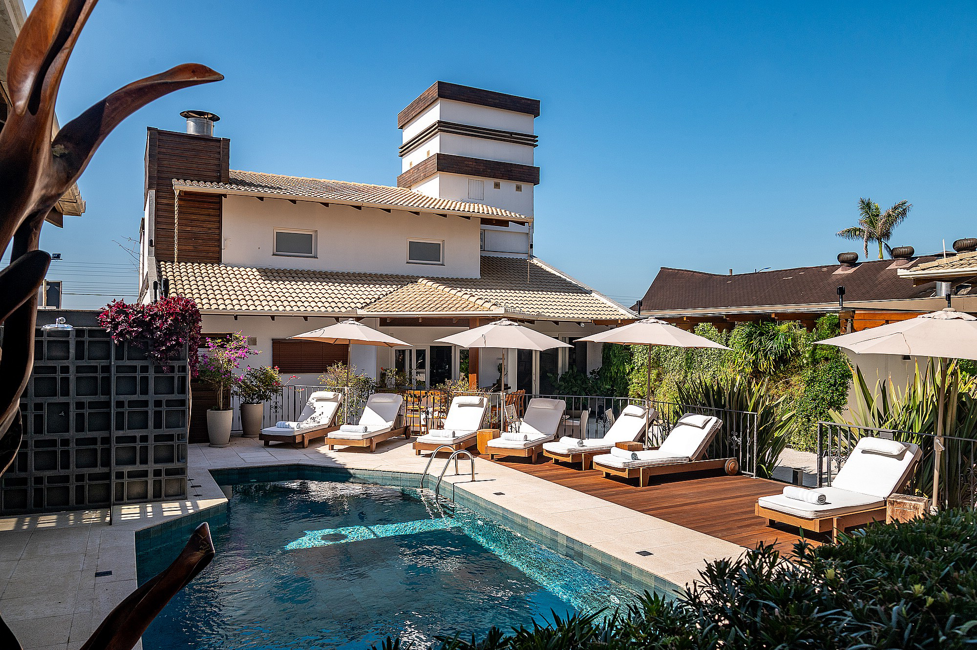 Hotel “pé na areia” no litoral catarinense tem reservas disponíveis para o feriado de 1º de maio
