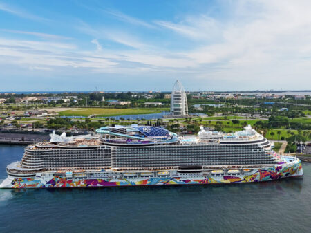Norwegian Aqua faz sua estreia como o navio mais novo em Port Canaveral para a temporada de cruzeiros Primavera/Verão no Caribe