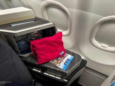 Fini embarca em voo inaugural da Azul para Madrid com experiência exclusiva a bordo