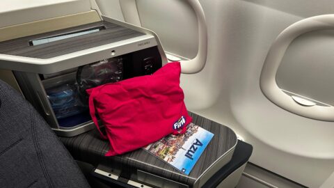 Fini embarca em voo inaugural da Azul para Madrid com experiência exclusiva a bordo