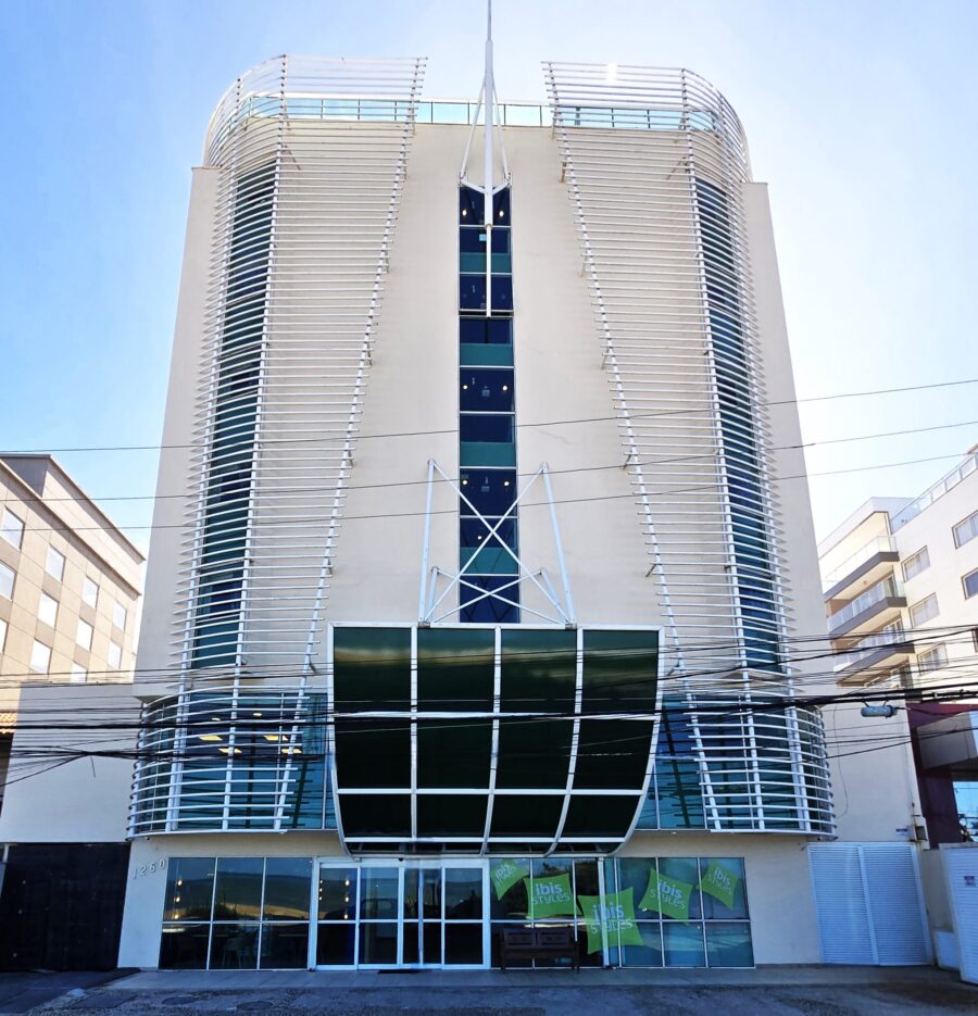 O novo endereço marca a estreia do ibis Styles em Macaé, unindo design arrojado e conforto inteligente