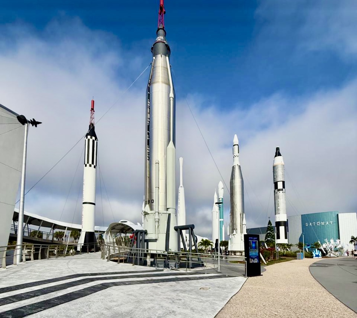 Viagens SA visita Kennedy Space Center na Imersão Orlando 2025 organizado pela Tour Hub e conhece o universo da exploração espacial